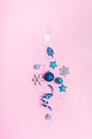 abstrakte weihnachten neujahr minimalistische rosa-blaue komposition. Weihnachten kreativer minimaler Hintergrund foto