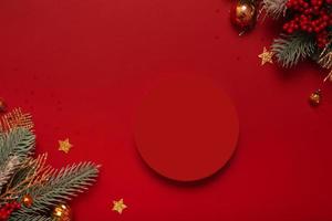 mock up podium oder sockel für hautpflege schönheitsprodukte und weihnachtsdekoration draufsicht auf rotem hintergrund foto