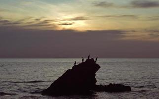 Silhouette der kleinen Insel im Ozean foto