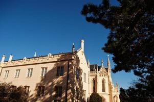 lednice schloss schloss an einem sonnigen herbsttag in südmähren, tschechische republik, europa. foto