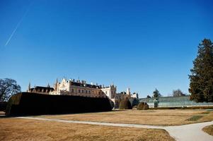 lednice schlossschloss mit schönen gärten und parks am sonnigen herbsttag in südmähren, tschechische republik, europa. foto