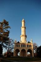 minarett in lednice mit schönen gärten und parks am sonnigen herbsttag in südmähren, tschechische republik, europa. foto