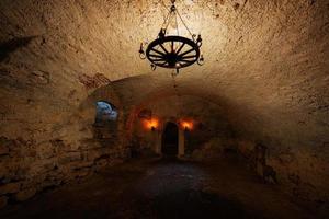 der dunkle tunnel in der katakombe der burg pidhirtsi, region lemberg, ukraine. foto