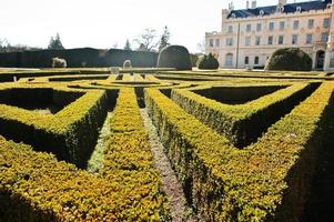 buschlabyrinth im schloss lednice mit schönen gärten und parks am sonnigen herbsttag in südmähren, tschechische republik, europa. foto