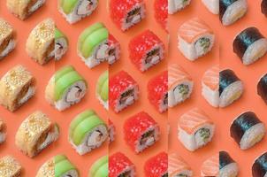 Collage mit verschiedenen Arten von asiatischen Sushi-Rollen auf orangefarbenem Hintergrund. Minimalismus Draufsicht flaches Laienmuster mit japanischem Essen foto