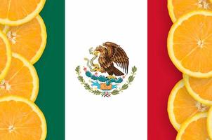 mexiko-flagge im vertikalen rahmen der zitrusfruchtscheiben foto