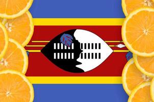 swasiland-flagge im vertikalen rahmen der zitrusfruchtscheiben foto