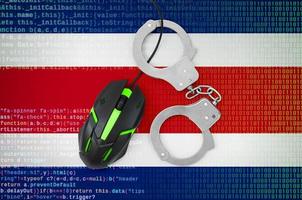 Costa-Rica-Flagge und mit Handschellen gefesselte Computermaus. Bekämpfung von Computerkriminalität, Hackern und Piraterie foto