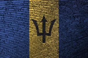 Die Barbados-Flagge wird mit dem Programmcode auf dem Bildschirm dargestellt. das konzept der modernen technologie und standortentwicklung foto