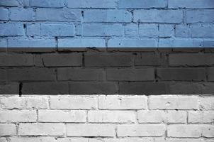 Die estnische Flagge ist auf eine alte Backsteinmauer gemalt foto
