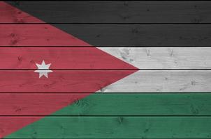 jordanien-flagge in hellen farben auf alter holzwand dargestellt. strukturierte Fahne auf rauem Hintergrund foto