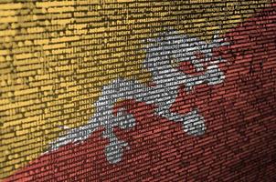 die bhutan-flagge wird auf dem bildschirm mit dem programmcode dargestellt. das konzept der modernen technologie und standortentwicklung foto