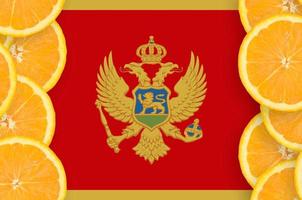 montenegro-flagge im vertikalen rahmen der zitrusfruchtscheiben foto