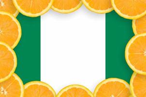 nigerianische flagge im rahmen mit frischen zitrusfruchtscheiben foto