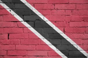 Die Flagge von Trinidad und Tobago ist auf eine alte Mauer gemalt foto