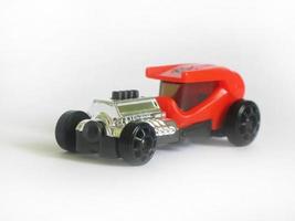 kleines rotes Spielzeugauto, isoliert auf weiss foto