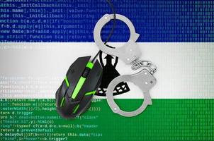 Lesotho-Flagge und mit Handschellen gefesselte Computermaus. Bekämpfung von Computerkriminalität, Hackern und Piraterie foto