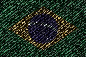 Auf dem Bildschirm wird die brasilianische Flagge mit dem Programmcode dargestellt. das konzept der modernen technologie und standortentwicklung foto