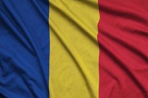 Die rumänische Flagge ist auf einem Sportstoff mit vielen Falten abgebildet. Sportteam-Banner foto