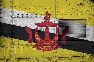 brunei darussalam flagge auf der seite des militärischen gepanzerten panzers in der nähe abgebildet. konzeptioneller hintergrund der armee foto