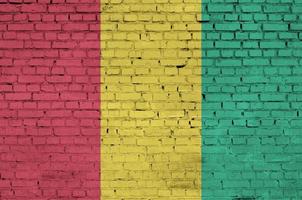 Guinea-Flagge ist auf eine alte Mauer gemalt foto