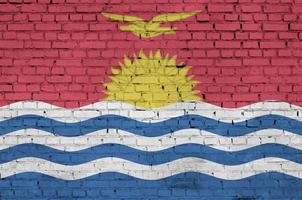 Kiribati-Flagge ist auf eine alte Mauer gemalt foto