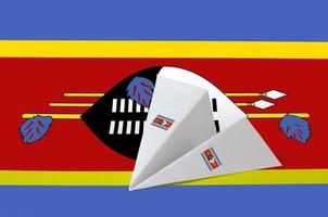 Swasiland-Flagge auf Papier-Origami-Flugzeug dargestellt. handgemachtes kunstkonzept foto