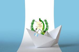 guatemala-flagge dargestellt auf papier origami-schiffsnahaufnahme. handgemachtes kunstkonzept foto