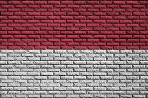Indonesien-Flagge wird auf eine alte Backsteinmauer gemalt foto
