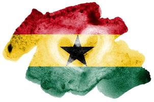 ghana-flagge ist in flüssiger aquarellart dargestellt, die auf weißem hintergrund lokalisiert wird foto