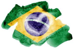brasilien-flagge ist in flüssiger aquarellart dargestellt, die auf weißem hintergrund lokalisiert wird foto