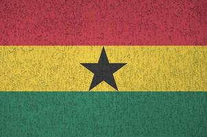 ghana-flagge in hellen farben auf alter reliefputzwand dargestellt. strukturierte Fahne auf rauem Hintergrund foto