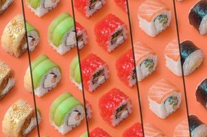 Collage mit verschiedenen Arten von asiatischen Sushi-Rollen auf orangefarbenem Hintergrund. Minimalismus Draufsicht flaches Laienmuster mit japanischem Essen foto