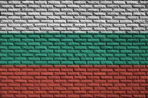 Die bulgarische Flagge ist auf eine alte Backsteinmauer gemalt foto