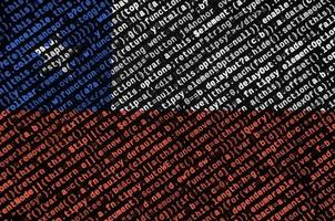Die chilenische Flagge wird mit dem Programmcode auf dem Bildschirm dargestellt. das konzept der modernen technologie und standortentwicklung foto