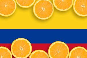 kolumbien-flagge im horizontalen rahmen der zitrusfruchtscheiben foto