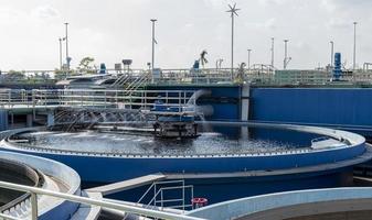 Abwasserbehandlungsteiche von Industrieanlagen foto