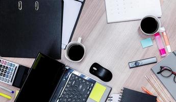 draufsicht laptop und kaffee und zubehör auf dem tisch foto