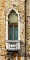 traditionelle witwe auf gebäude in venedig, italien foto