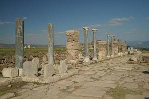 säulenstraße in laodicea auf der antiken stadt lycus in denizli, turkiye foto