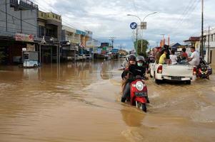 Ost-Kutai, Ost-Kalimantan, Indonesien, 2022 – Überschwemmungen treffen Häuser und Autobahnen wegen hoher Regenfälle und Flut von Meerwasser. standort in sangatta, ost-kutai, indonesien. foto