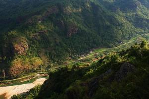 schöne aussicht auf das dorf in einem tal zwischen zwei hügeln von furit garden mangunan, wonogiri, yogyakarta-indonesien foto