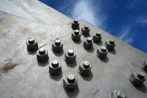 Bolzen auf einem Fragment einer massiven Balkenbrücke grau. foto