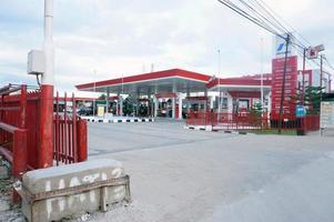 sangatta, ostkalimantan, indonesien, 2020 - spbu ist stasiun pengisian bahan bakar umum oder tankstelle. spbu pertamina. foto