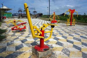 Sportsimulatoren auf dem Spielplatz, Reck und andere Geräte. Sportplatz. foto