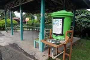 sangatta, ostkalimantan, indonesien, 09. april 2020 - tragbares waschbecken zum handwaschen an der bushaltestelle. Bemühungen zur Prävention des Corona-Virus. foto