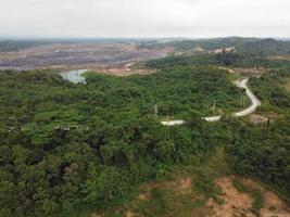 Erdrutsche auf der transprovinziellen Straße aufgrund von Kohlebergbauaktivitäten. transprovinzstraße ost kalimantan. Unterbezirk Sangatta nach Bengalon. foto