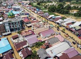 ost-kutai, ost-kalimantan, indonesien, 2022 - luftaufnahme der flutsituation in . Überschwemmungen treffen Häuser und Autobahnen, stören den Transport, Überschwemmungen wegen hoher Regenfälle. foto