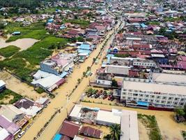 ost-kutai, ost-kalimantan, indonesien, 2022 - luftaufnahme der flutsituation in . Überschwemmungen treffen Häuser und Autobahnen, stören den Transport, Überschwemmungen wegen hoher Regenfälle. foto