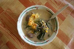 Kapurung. Kapurung ist ein kulinarischer Ursprung in Südsulawesi, Indonesien. Kapurung aus Sago, Gemüse und Fisch. foto